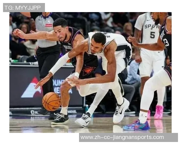 布克表现抢眼半场17分助力球队进攻火力全开次节独得11分展现个人能力