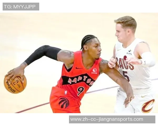 里斯与弟弟换新造型观战猛龙赛场弟弟为猛龙下属球队新星球员