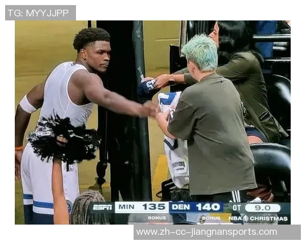 即使遭遇不公被驱逐出场华子依然在通道默默为球迷签名